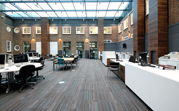 金斯頓大學(xué)校景 金斯頓大學(xué)校景